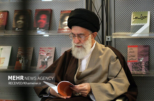 تقرير مصور...قائد الثورة الاسلامية أثناء القراءة في مكتبته الشخصية