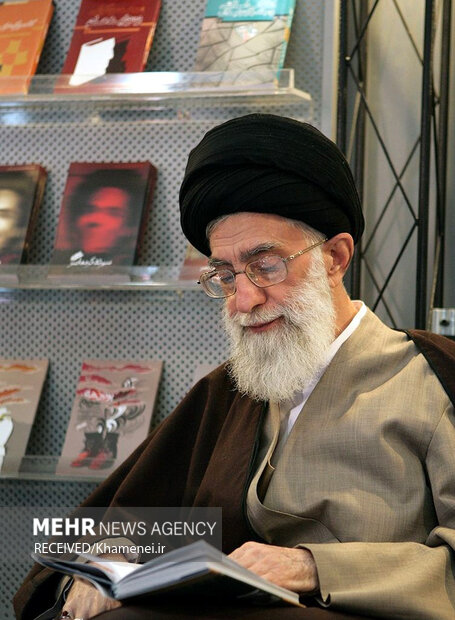 قائد الثورة الاسلامية أثناء القراءة في مكتبته الشخصية