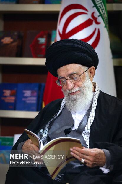 قائد الثورة الاسلامية أثناء القراءة في مكتبته الشخصية