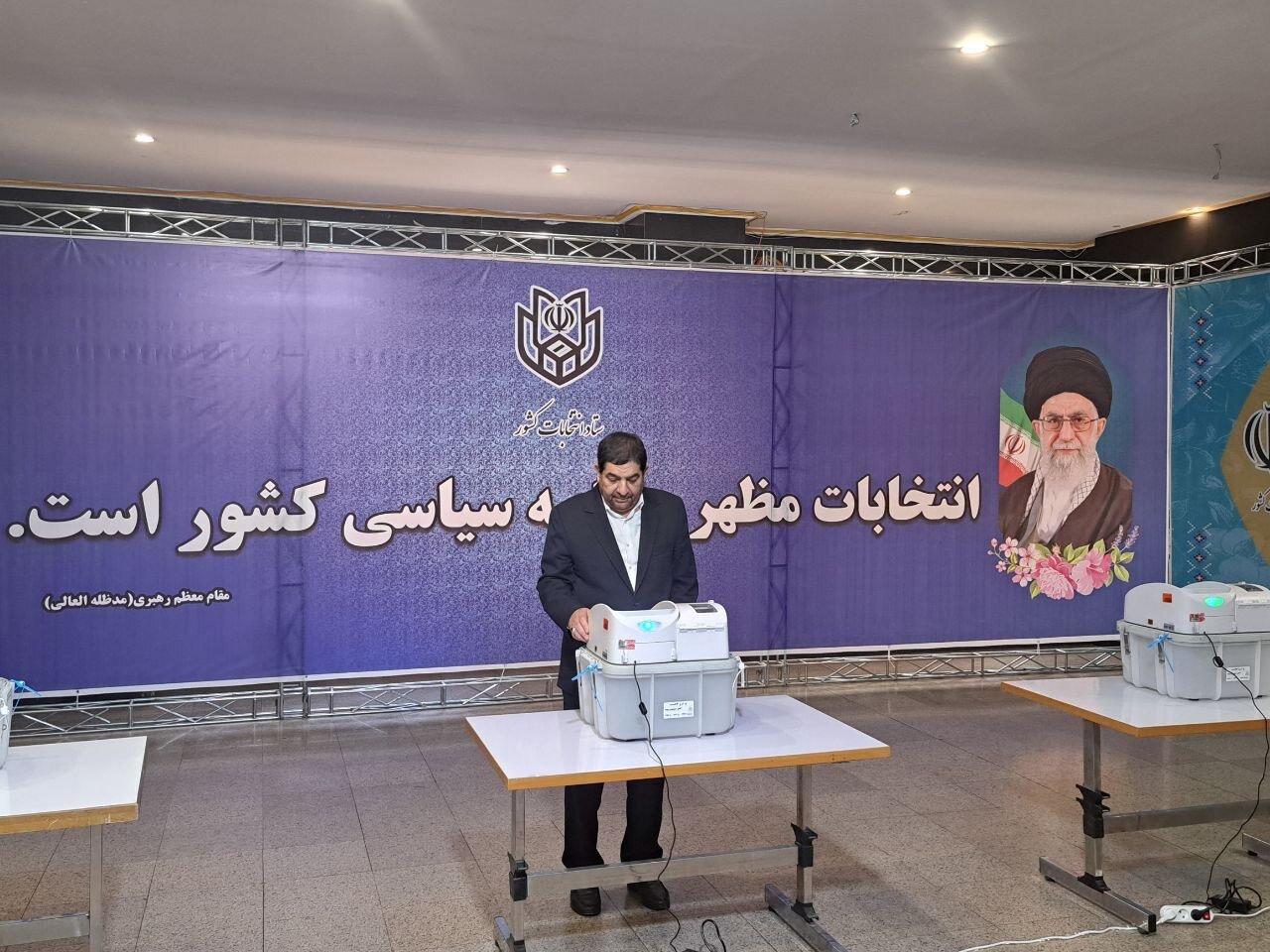 «مخبر» رای خود را در صندوق الکترونیکی انتخابات ثبت کرد