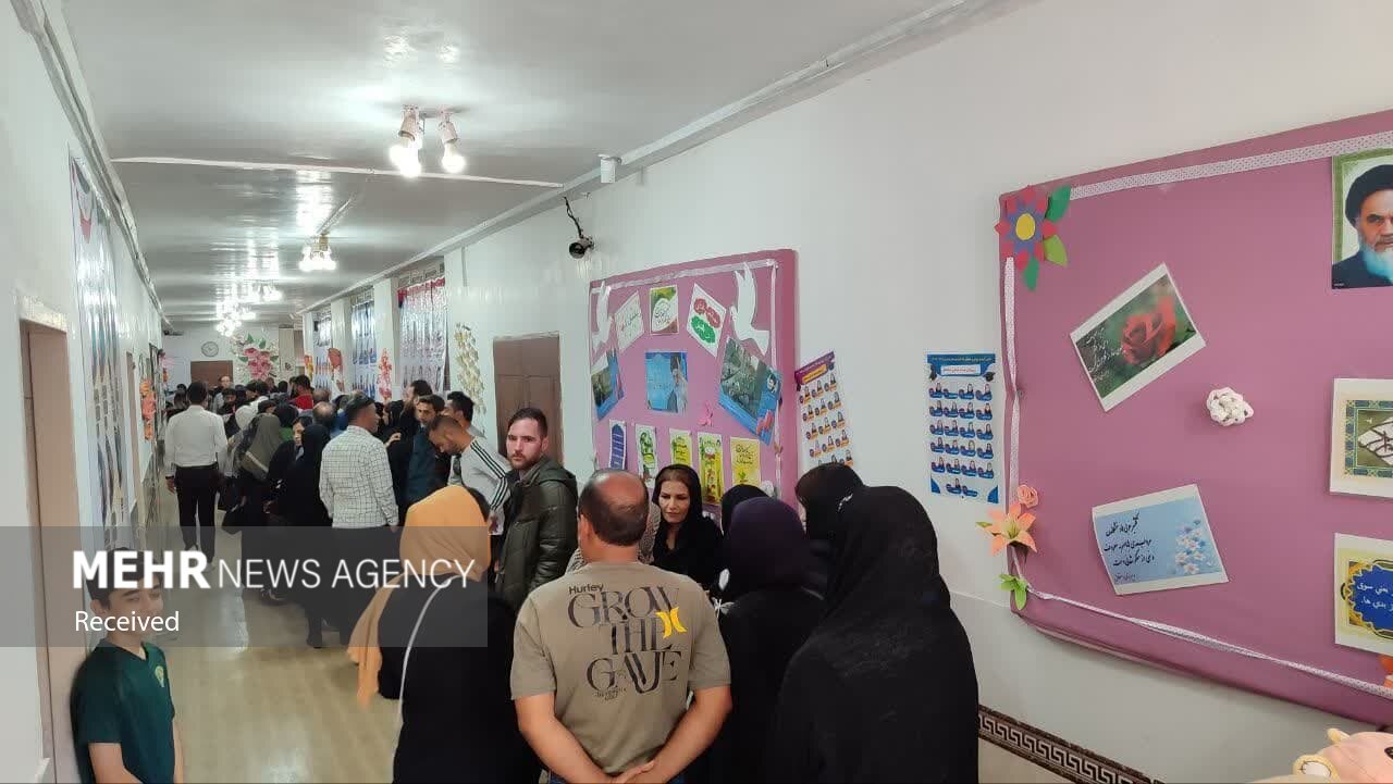 صف اخذ رای در شعبه دبیرستان استقلال کرمانشاه