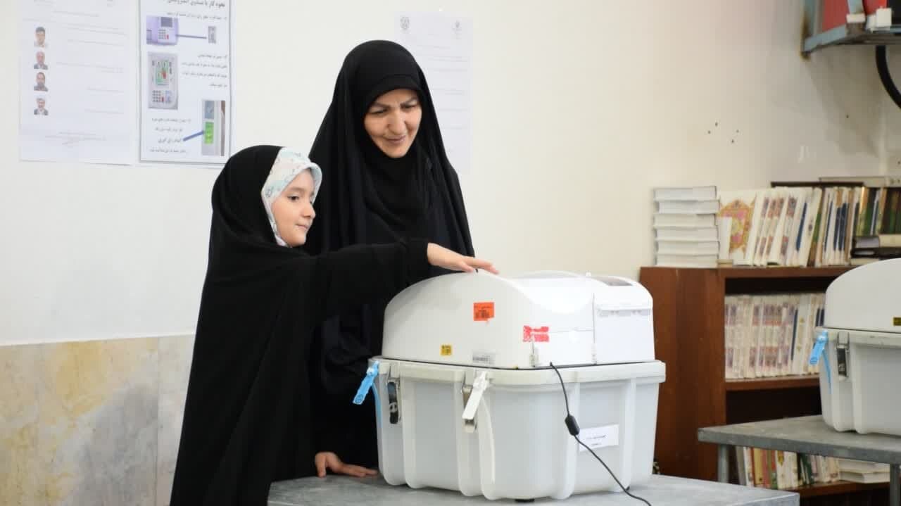 برگزاری انتخابات الکترونیکی در آبادان