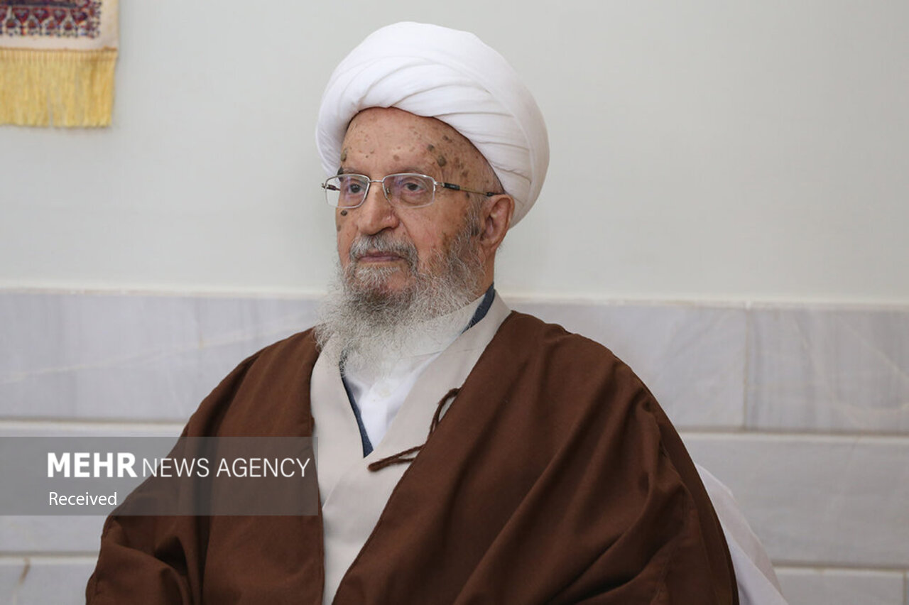 رییس جمهور با آیتالله «مکارم شیرازی» دیدار و گفتوگو کرد+ تصاویر