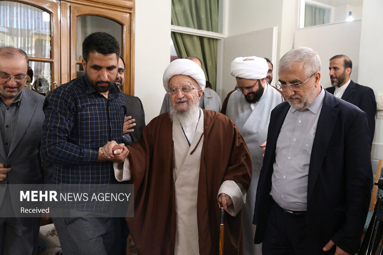 رییس جمهور با آیتالله «مکارم شیرازی» دیدار و گفتوگو کرد+ تصاویر