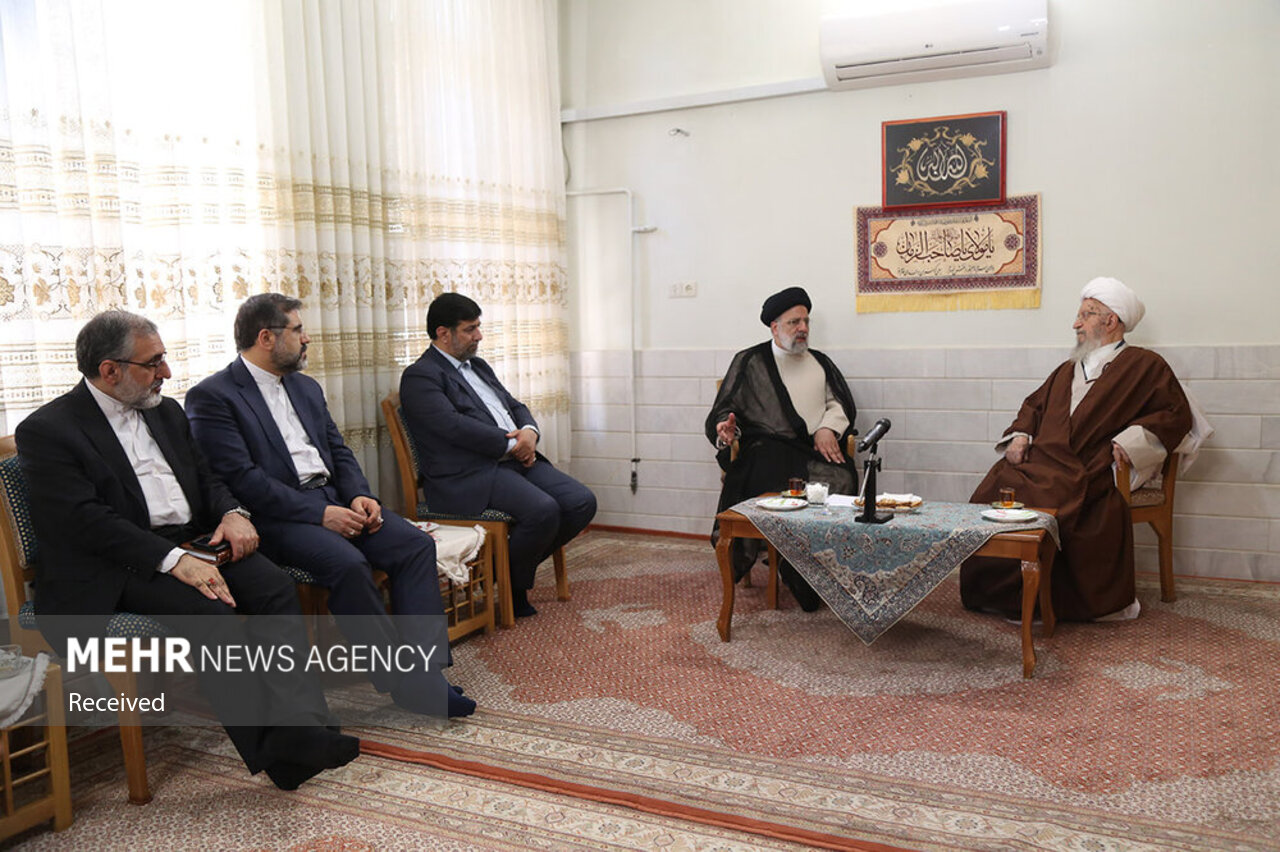 رییس جمهور با آیتالله «مکارم شیرازی» دیدار و گفتوگو کرد+ تصاویر