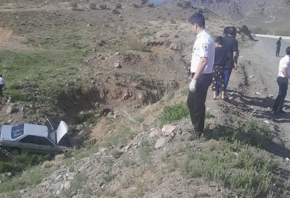 سقوط خودرو پژو در دره گیان تفرش، اورژانس هوایی را به صحنه کشاند