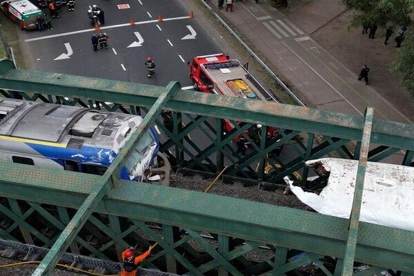 Arjantin'de iki tren çarpıştı: 60 yaralı Arjantin'de iki tren çarpıştı: 60 yaralı