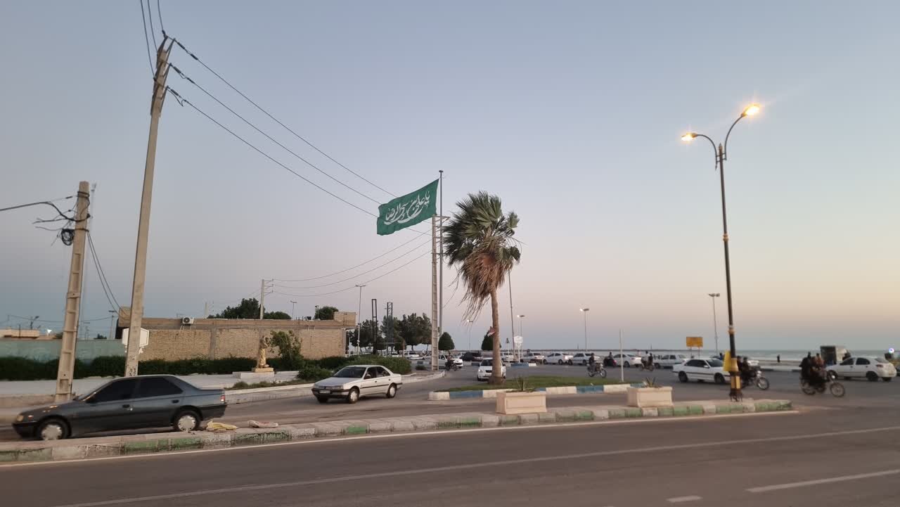 پرچم سبز رضوی در ساحل خلیج فارس به اهتزاز در آمد
