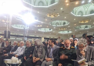 إقامة مراسم تكريم عائلة الشهيد "طهراني مقدم" ومؤلف كتاب "الرجل الأبدي"