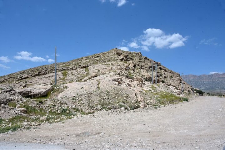 نصب پایه‌های سیمانی  مجاور اثر تاریخی ۱۷۰۰ ساله کازرون