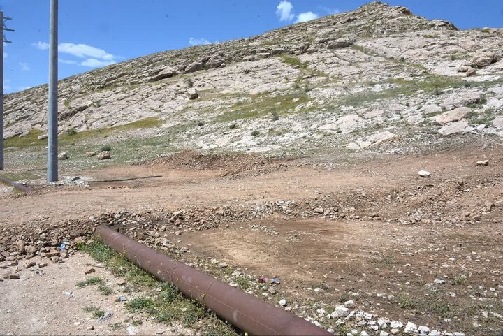 نصب پایههای سیمانی مجاور اثر تاریخی ۱۷۰۰ ساله کازرون