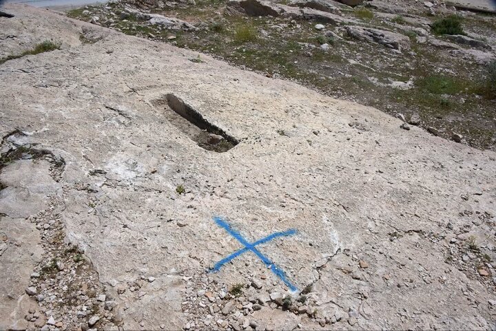 نصب پایههای سیمانی مجاور اثر تاریخی ۱۷۰۰ ساله کازرون