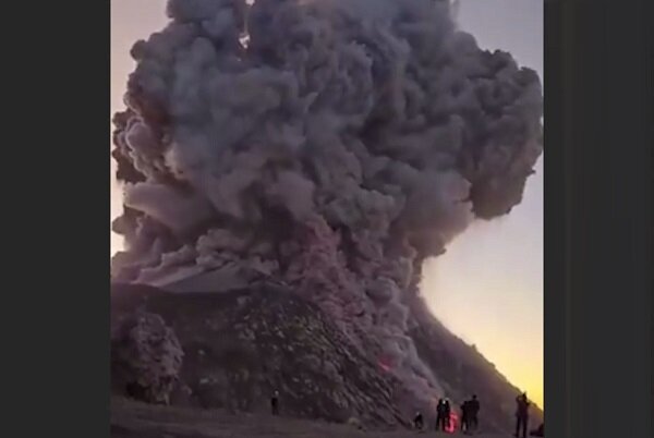 لحظه هولناک فوران آتشفشان مرگبار سانتیاگویتو+ فیلم