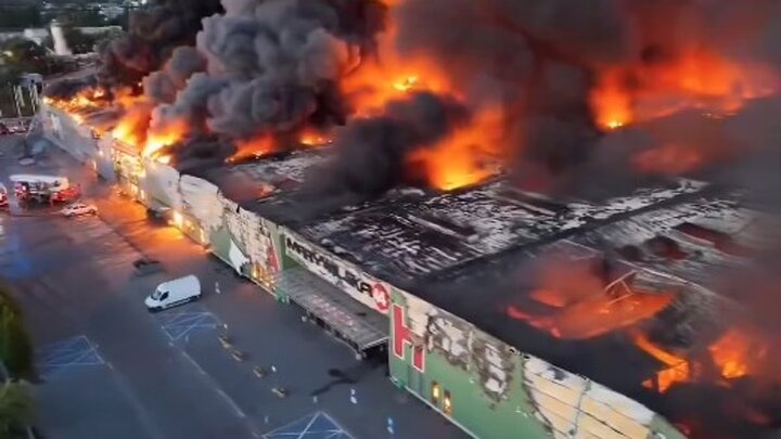 Fire destroys one of biggest shopping centers in Warsaw