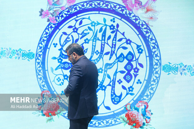 محمد مهدی اسماعیلی وزیر فرهنگ و ارشاد اسلامی در رونمایی از تازه‌ترین تابلوی نقاشی حسن روح‌الامین