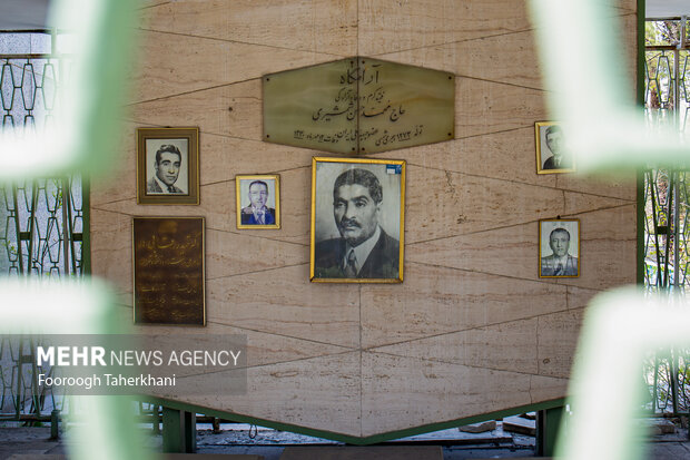 آرامگاه محمدحسن شمشیری در ابن باویه، وی از برجستهترین حامیان جبهه ملی بود، که کمکهای مالی او به دکتر مصدق در جریان نهضت ملی شدن صنعت نفت، نقش بهسزایی داشت