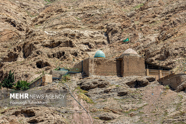 به دلیل قرارگرفتن آرامگاه بی بی شهربانو بر فراز کوه، مجاورت آن با چشمه،اختصاص زیارت آن به زنان در برخی دورهها، بعضی بر این عقیدهاند که این بنا در اصل از نیایشگاههای آناهیتا، الهه آبها و باروری و از پرستشگاههای زردشتیان پیش از اسلام بوده است