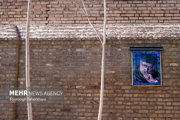 میر سید محمد محیط طباطبائی پژوهشگر ادبی، مورخ، منتقد و ادیب معاصر ایران که در برج طغرل به خاک سپرده شده است