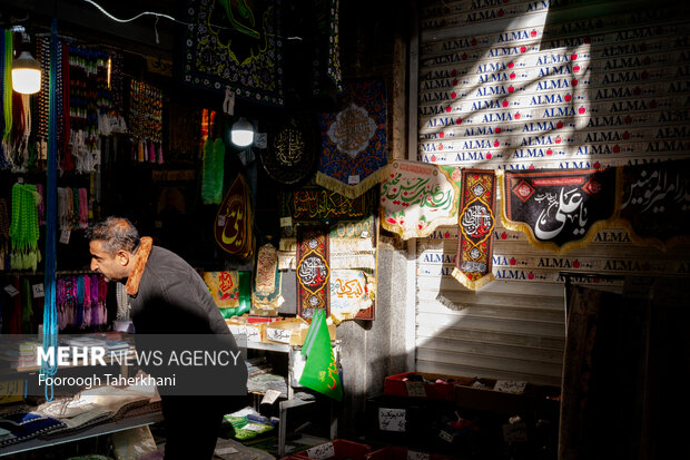 بازار تاریخی ری،که در شمال حرم حضرت عبدالعظیم حسنی (ع)، یکی از مراکزفروش اقلام مذهبی است
