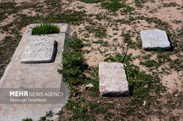 قبرستان اِبنِ بابُوَیْه نخستین قبرستان شهر ری و دومین قبرستان تهران است