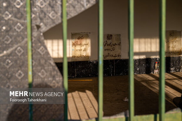 آرامگاههای خانوادگی واقع در محوطهی امامزاده عبدالله (ع) به سبک معماری دورهی قاجار، پهلوی اول و دوم ساخته شدهاند