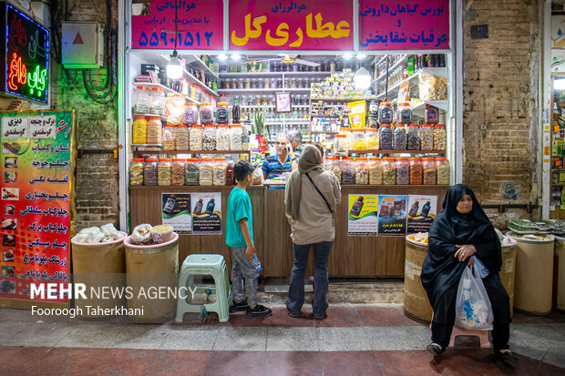 بازار تاریخی ری،که در شمال حرم حضرت عبدالعظیم حسنی (ع)، یکی از داروهای سنتی و ادویه است