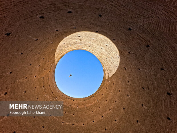 برج طغرل از آثاردوران سلجوقیان در شرق آرامگاه ابنبابویه است. این برج شبیه عقربههای ساعت است و میتوانید از روی تابش آفتاب روی کنگرههای آن، زمان را تشخیص داد