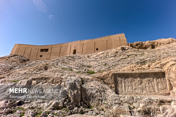 باروی ری با قدمتی ۶۰۰۰ ساله.بقایای نقش‌برجسته‌ای تاریخی که به دستور «فتحعلی شاه قاجار» حجاری شده است