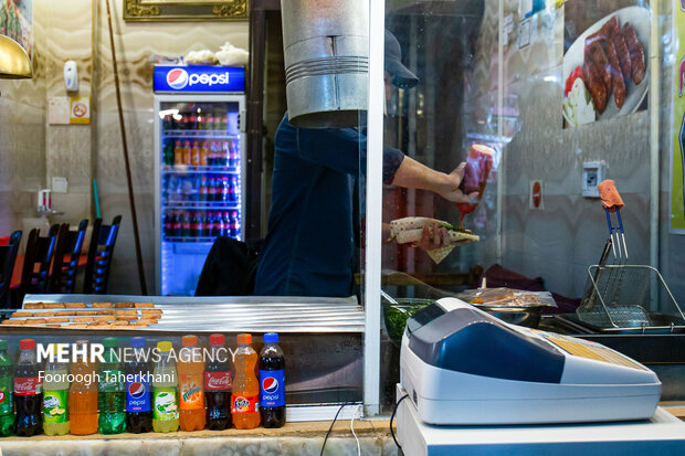 بازار تاریخی ری،که در شمال حرم حضرت عبدالعظیم حسنی (ع) قرار گرفته است. این بازار به دستور «امیرکبیر» بازسازی شده است