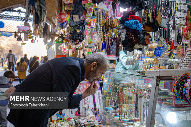 بازار تاریخی ری،که در شمال حرم حضرت عبدالعظیم حسنی (ع)، یکی از مراکزفروش اقلام مذهبی است