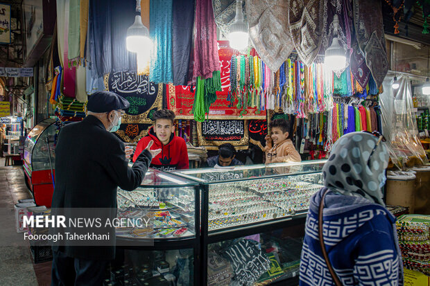 بازار تاریخی ری،که در شمال حرم حضرت عبدالعظیم حسنی (ع)، یکی از مراکزفروش اقلام مذهبی است