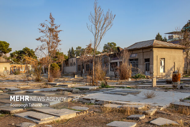 آرامگاههای خانوادگی واقع در محوطهی امامزاده عبدالله (ع) به سبک معماری دورهی قاجار، پهلوی اول و دوم ساخته شدهاند
