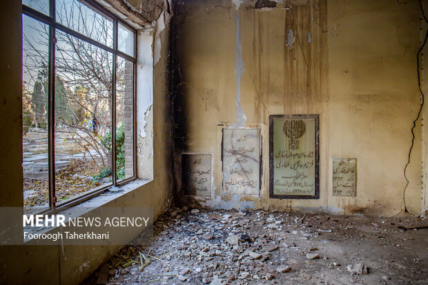 آرامگاههای خانوادگی واقع در محوطهی امامزاده عبدالله (ع) به سبک معماری دورهی قاجار، پهلوی اول و دوم ساخته شدهاند