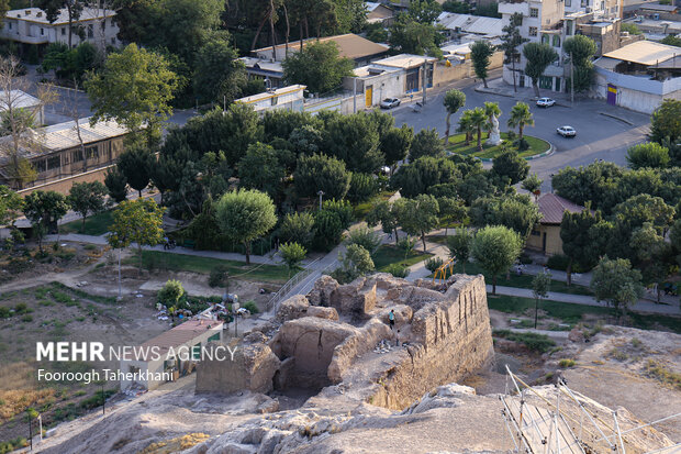 دژ رشکان از جمله دژهای محافظ ری در چهارسوی شهر است که بر بالای کوهی استوار است. این دژ که از لاشه سنگ و ساروج ساخته شده، متعلق به دوران اشکانیان است