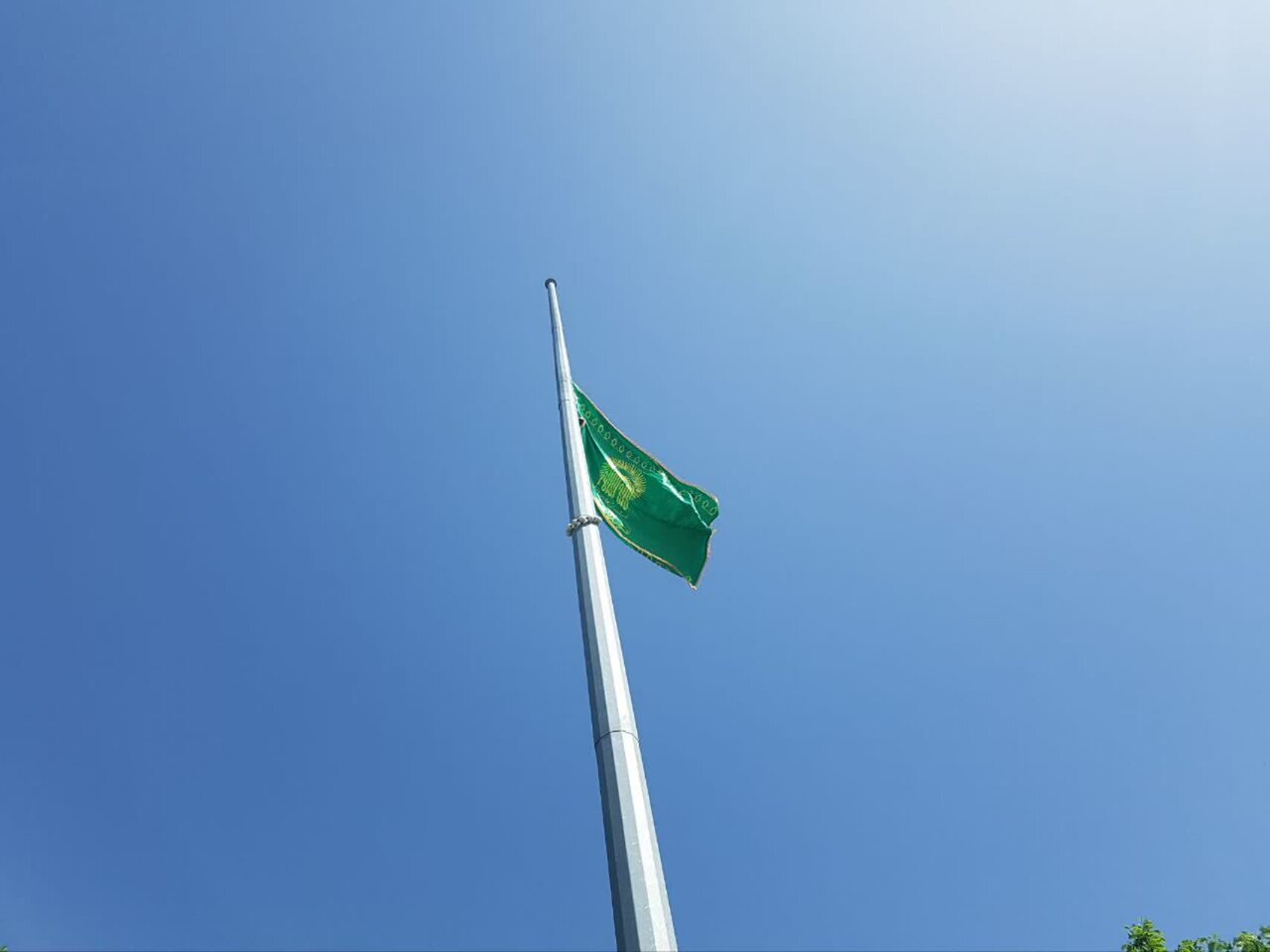 اهتزاز پرچم امام رضا (ع) در شهرستان تویسرکان