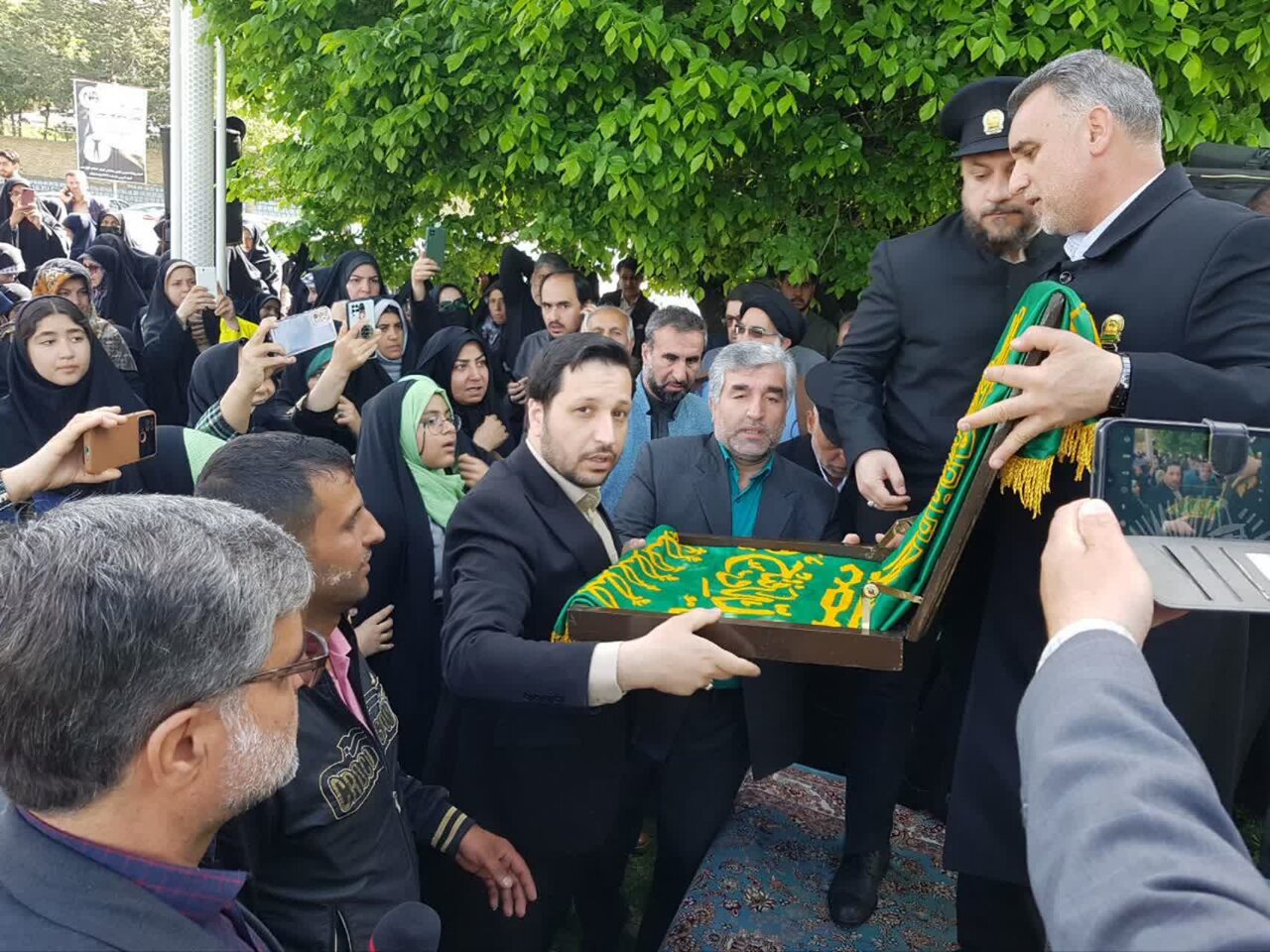 اهتزاز پرچم امام رضا (ع) در شهرستان تویسرکان