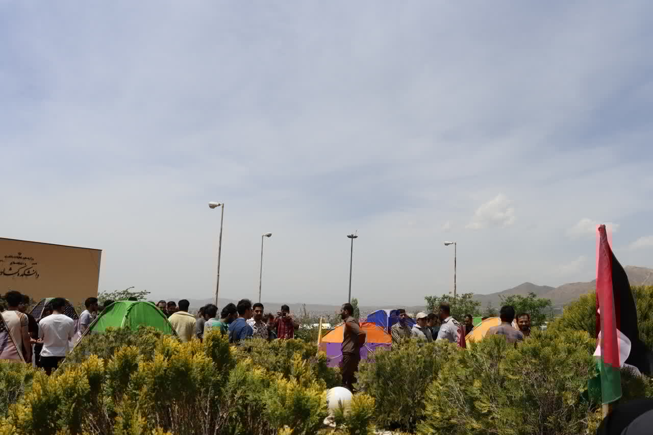 چادر زنی دانشجویان ملایر در حمایت از دانشجویان آمریکا