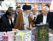 قائد الثوة الإسلامية يزور معرض طهران الدولي للكتاب+صور