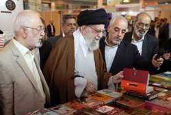 Devrim Lideri Tahran Kitap Fuarı'nı ziyaret etti