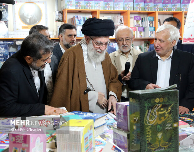 قائد الثوة الإسلامية يزور معرض طهران الدولي للكتاب+صور