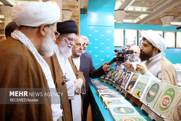 بازدید رهبر معظم انقلاب اسلامی از سی‌وپنجمین نمایشگاه بین‌المللی کتاب تهران