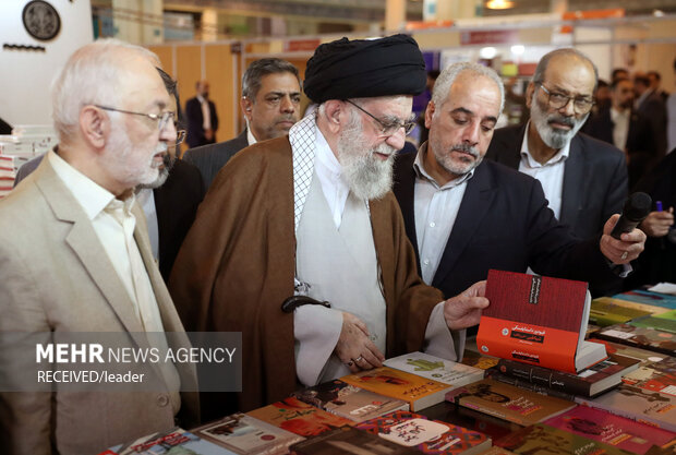 Devrim Lideri Tahran Kitap Fuarı'nı ziyaret etti