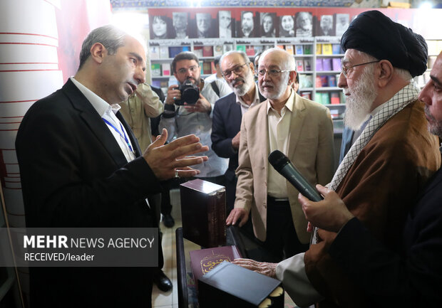 بازدید رهبر معظم انقلاب اسلامی از سی‌وپنجمین نمایشگاه بین‌المللی کتاب تهران