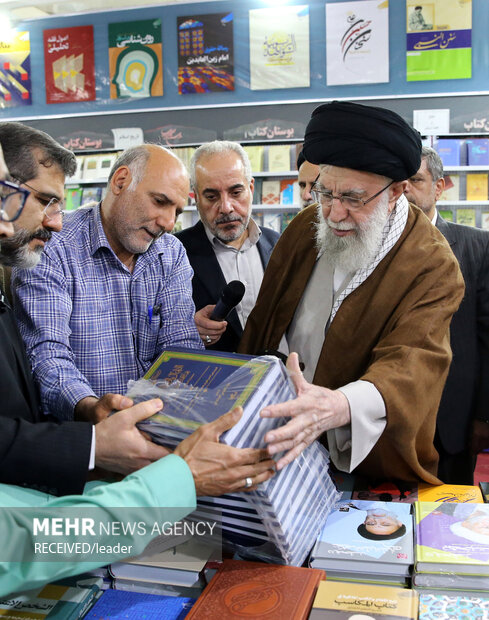 بازدید رهبر معظم انقلاب اسلامی از سی‌وپنجمین نمایشگاه بین‌المللی کتاب تهران