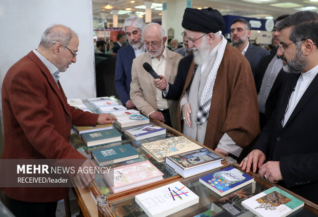 بازدید رهبر معظم انقلاب اسلامی از سی‌وپنجمین نمایشگاه بین‌المللی کتاب تهران