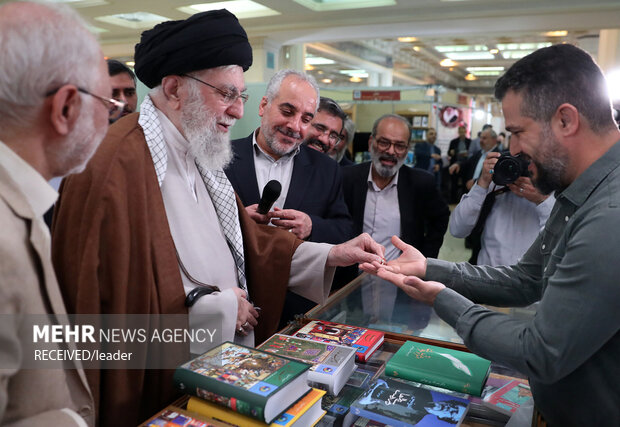 بازدید رهبر معظم انقلاب اسلامی از سی‌وپنجمین نمایشگاه بین‌المللی کتاب تهران