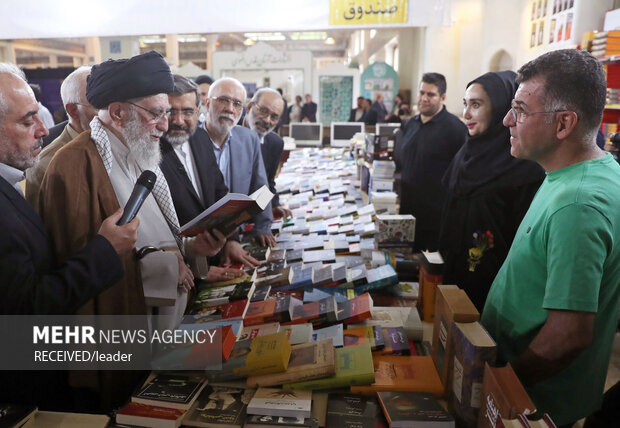 بازدید رهبر معظم انقلاب اسلامی از سی‌وپنجمین نمایشگاه بین‌المللی کتاب تهران