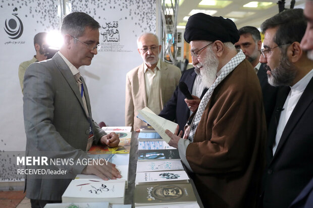 بازدید رهبر معظم انقلاب اسلامی از سی‌وپنجمین نمایشگاه بین‌المللی کتاب تهران