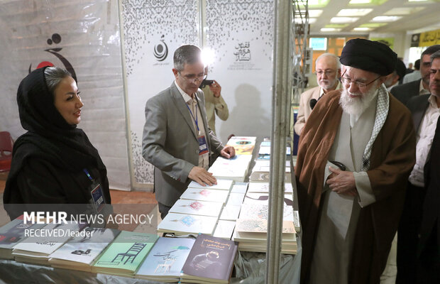 بازدید رهبر معظم انقلاب اسلامی از سی‌وپنجمین نمایشگاه بین‌المللی کتاب تهران