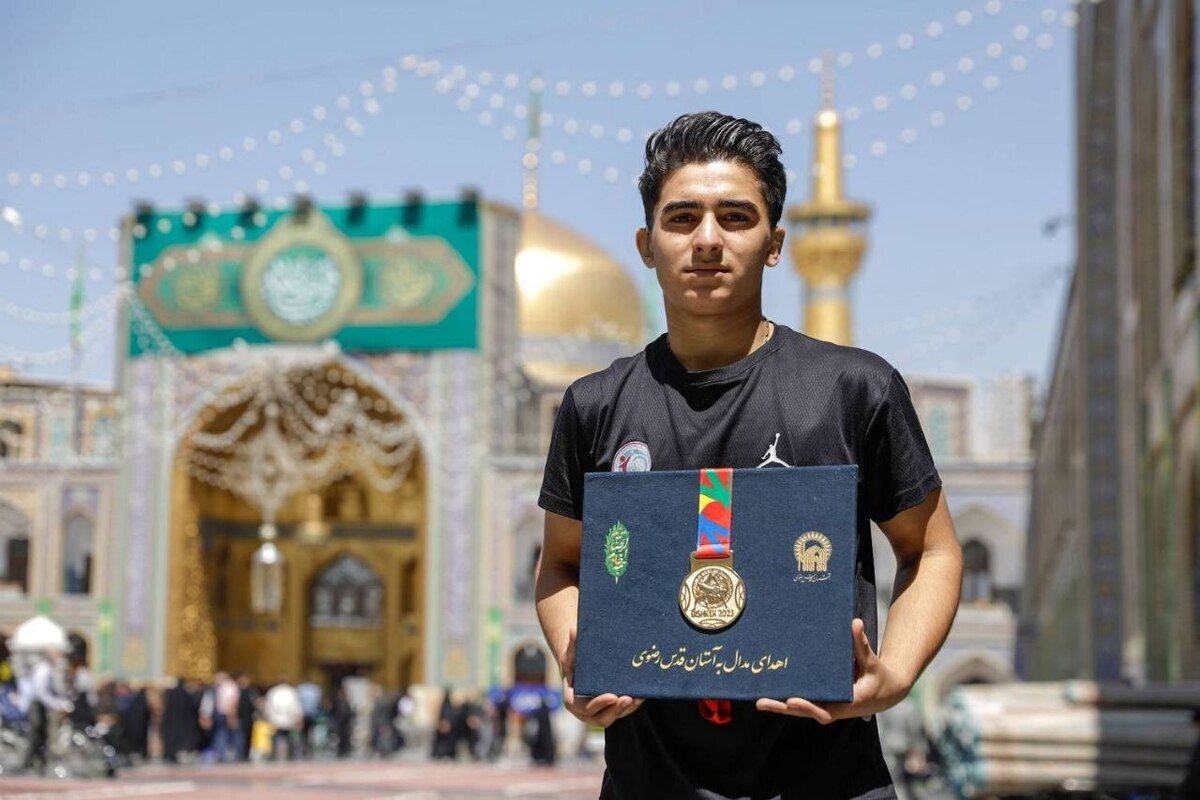 مدال طلای کشتی‌گیر قهرمان جهان به موزه حرم مطهر رضوی اهدا شد